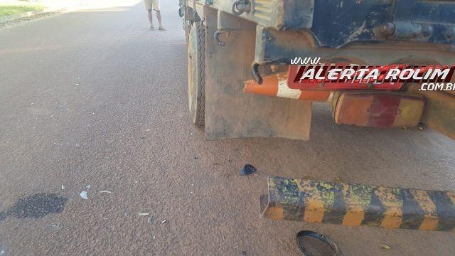 Rolim de Moura - Motociclista sofre corte lacerante na perna após bater na traseira de camionete estacionada