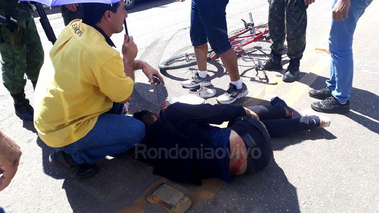 Motociclista sofre gravíssima fratura exposta após colisão com carro na faixa Motociclista sofre gravíssima fratura exposta após colisão com carro na faixa