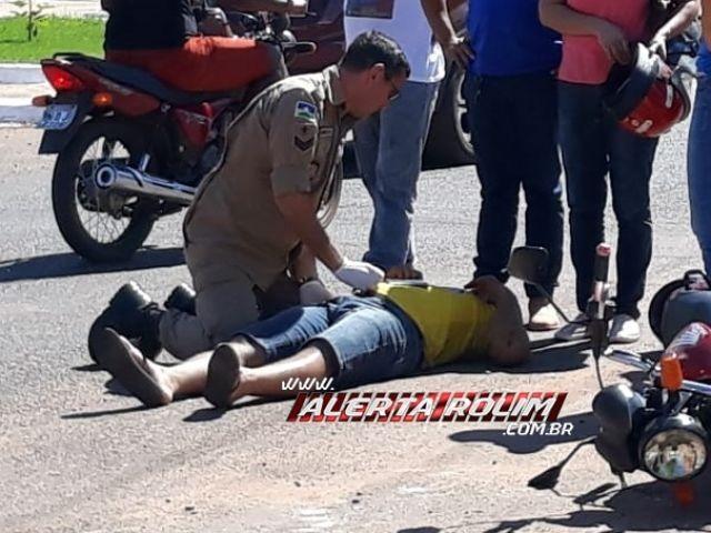 Rolim de Moura - Motociclista fica ferido após ser atingido por carro no Centro da cidade Rolim de Moura - Motociclista fica ferido após ser atingido por carro no Centro da cidade