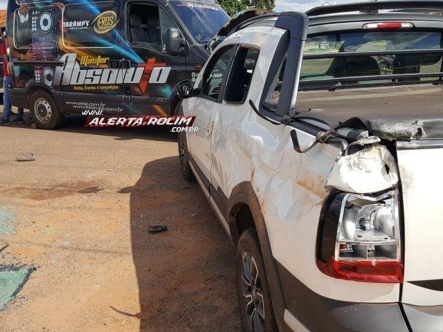 Rolim de Moura - Saveiro tomba na pista após colisão com Furgão e uma vítima é socorrida pelo Resgate do Corpo de Bombeiros Rolim de Moura - Saveiro tomba na pista após colisão com Furgão e uma vítima é socorrida pelo Resgate do Corpo de Bombeiros