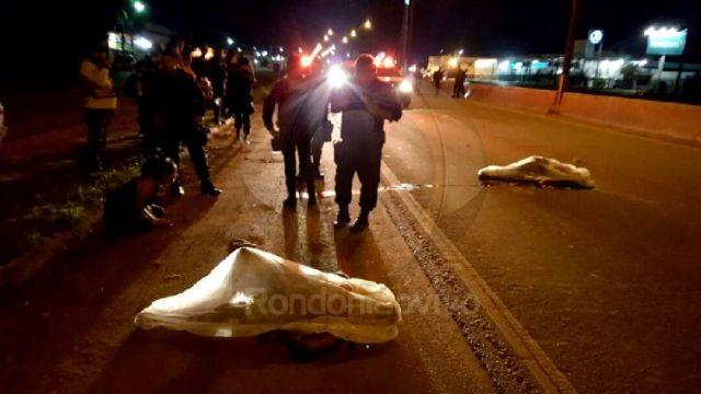 Porto Velho - Carro tomba na BR-364 e deixa casal com cabeça esmagada Porto Velho - Carro tomba na BR-364 e deixa casal com cabeça esmagada