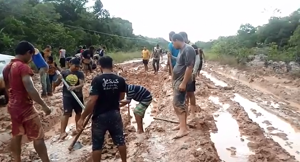 Grupo de adolescentes está há cinco dias em ônibus atolado na BR-319