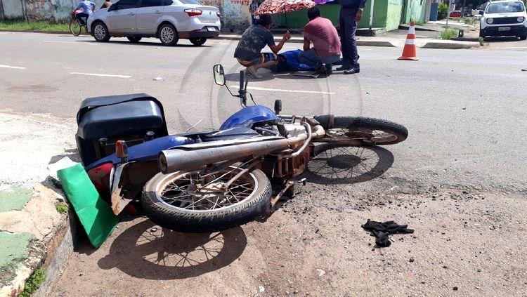 NA "DUQUE": Mulher avança preferencial e deixa motociclista seriamente ferido NA "DUQUE": Mulher avança preferencial e deixa motociclista seriamente ferido