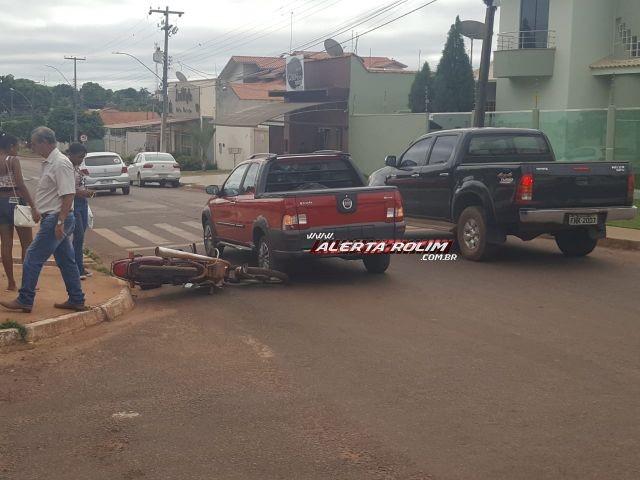 Rolim de Moura - Motocicleta colide na traseira de carro que parou próximo a faixa de pedestres na Rua Rio Madeira Rolim de Moura - Motocicleta colide na traseira de carro que parou próximo a faixa de pedestres na Rua Rio Madeira