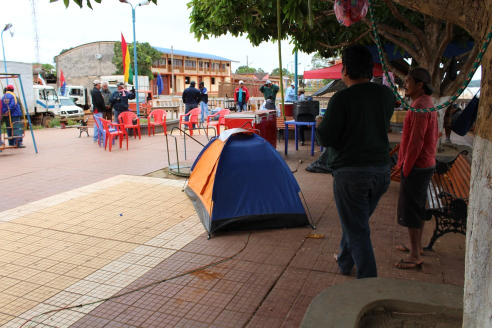 Manifestantes bolivianos impedem entrada de produtos brasileiros na fronteira com RO Manifestantes bolivianos impedem entrada de produtos brasileiros na fronteira com RO