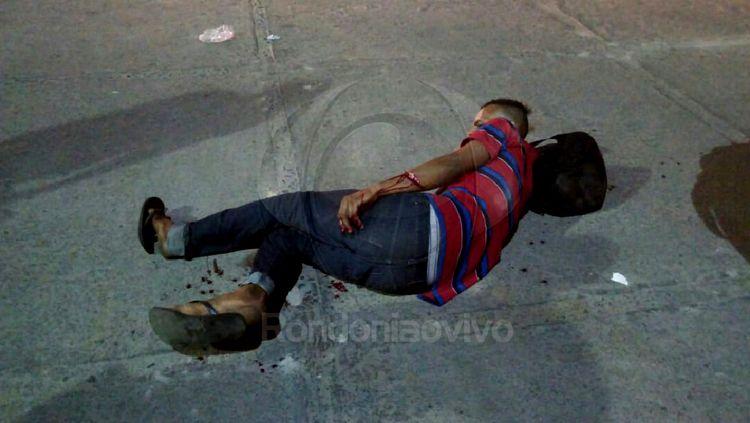 NA CAPITAL: Rapaz quase tem braço decepado a golpe de facão ao lado da rodoviária NA CAPITAL: Rapaz quase tem braço decepado a golpe de facão ao lado da rodoviária