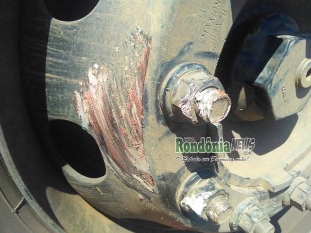 Rolim de Moura- Fiat Uno fica totalmente destruído após colidir em caminhão Rolim de Moura- Fiat Uno fica totalmente destruído após colidir em caminhão