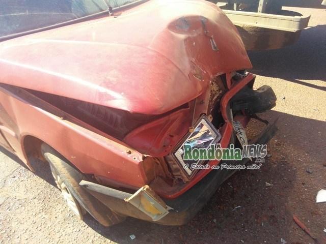 Rolim de Moura- Fiat Uno fica totalmente destruído após colidir em caminhão Rolim de Moura- Fiat Uno fica totalmente destruído após colidir em caminhão