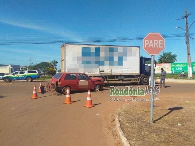 Rolim de Moura- Fiat Uno fica totalmente destruído após colidir em caminhão Rolim de Moura- Fiat Uno fica totalmente destruído após colidir em caminhão