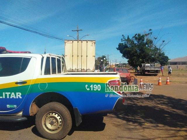 Rolim de Moura- Fiat Uno fica totalmente destruído após colidir em caminhão Rolim de Moura- Fiat Uno fica totalmente destruído após colidir em caminhão
