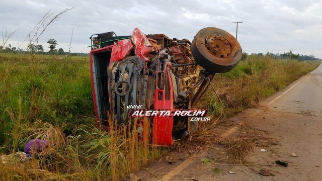 Jovem morre após grave colisão entre caminhão boiadeiro e automóvel na RO-479 Jovem morre após grave colisão entre caminhão boiadeiro e automóvel na RO-479