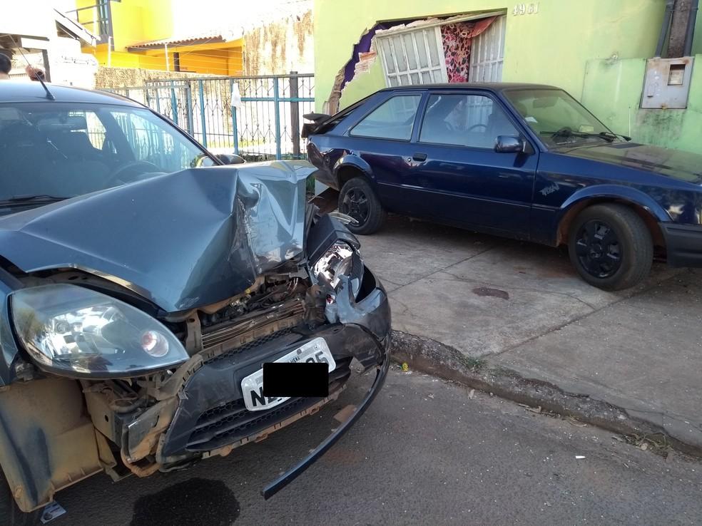 Motorista perde controle da direção, bate em carro e quebra parede de quitinete em Vilhena Motorista perde controle da direção, bate em carro e quebra parede de quitinete em Vilhena