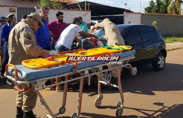 Rolim de Moura - Após ser atingida por carro, passageira de moto percorre por mais de 30 metros em cima do capô do veículo Rolim de Moura - Após ser atingida por carro, passageira de moto percorre por mais de 30 metros em cima do capô do veículo
