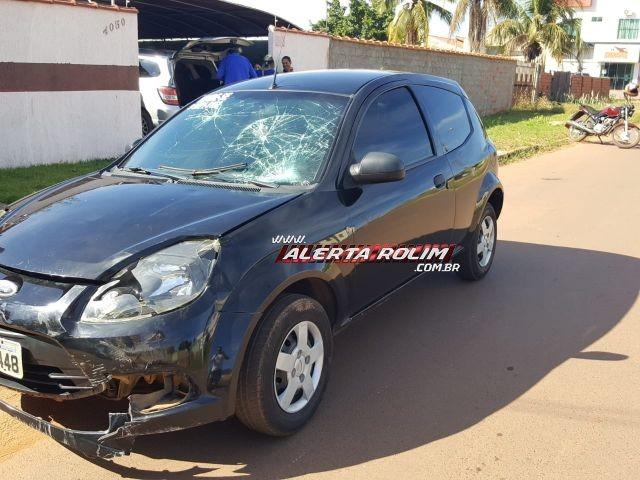 Rolim de Moura - Após ser atingida por carro, passageira de moto percorre por mais de 30 metros em cima do capô do veículo Rolim de Moura - Após ser atingida por carro, passageira de moto percorre por mais de 30 metros em cima do capô do veículo