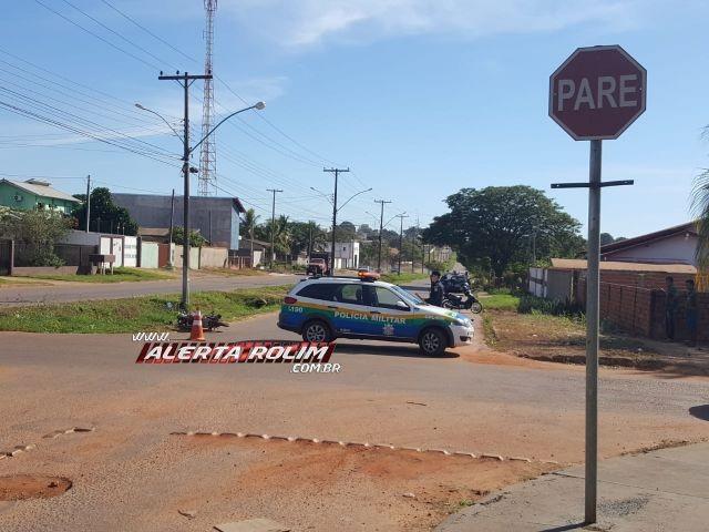 Rolim de Moura - Após ser atingida por carro, passageira de moto percorre por mais de 30 metros em cima do capô do veículo Rolim de Moura - Após ser atingida por carro, passageira de moto percorre por mais de 30 metros em cima do capô do veículo