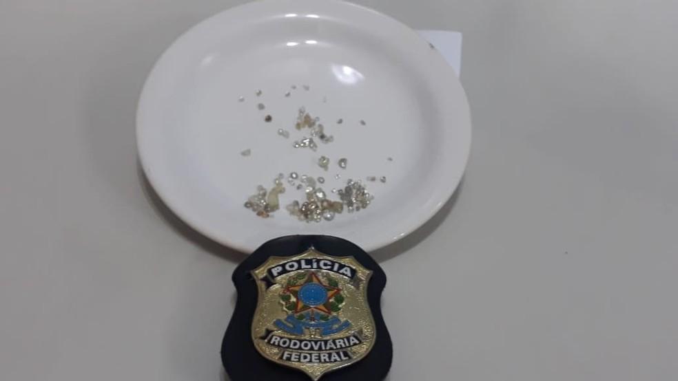 Homem procurado por estupro é preso em MT com 115 pedras de diamante escondidas no tênis Homem procurado por estupro é preso em MT com 115 pedras de diamante escondidas no tênis
