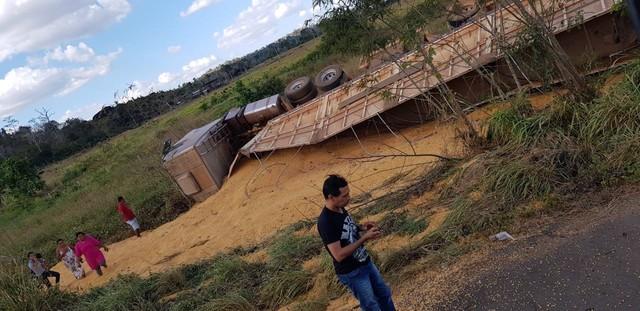 Colisão entre três veículos deixa um morto na BR-364 em Ariquemes, RO Colisão entre três veículos deixa um morto na BR-364 em Ariquemes, RO