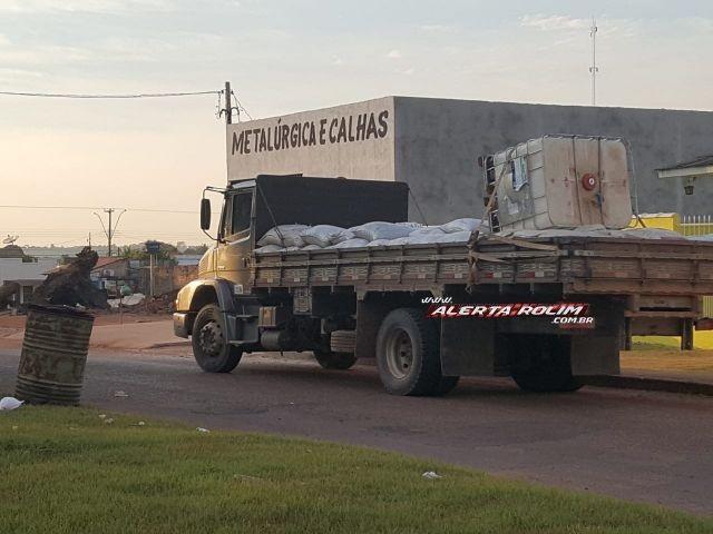 Rolim de Moura - Ao desviar de caminhão que avançou a via, motociclista bate em meio-fio e sofre queda Rolim de Moura - Ao desviar de caminhão que avançou a via, motociclista bate em meio-fio e sofre queda