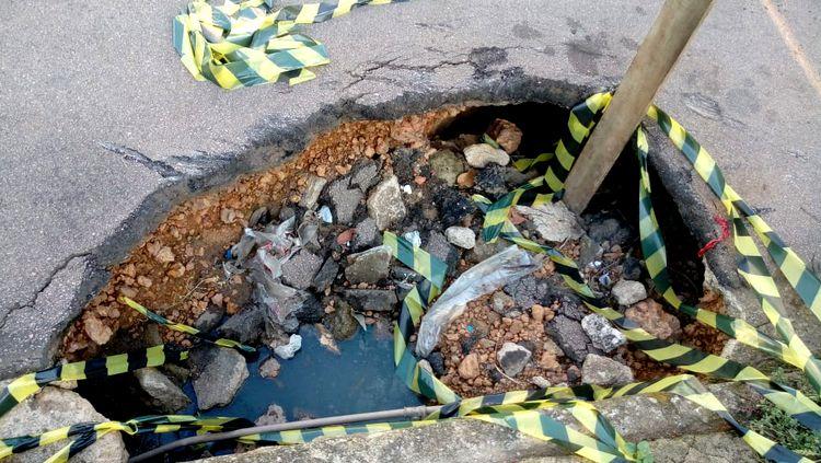 PERIGO: Descaso da prefeitura de Porto Velho faz com que carro fique preso em buraco PERIGO: Descaso da prefeitura de Porto Velho faz com que carro fique preso em buraco