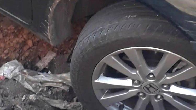 PERIGO: Descaso da prefeitura de Porto Velho faz com que carro fique preso em buraco PERIGO: Descaso da prefeitura de Porto Velho faz com que carro fique preso em buraco