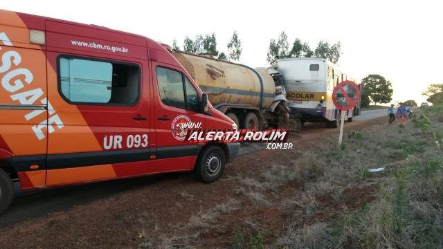 Rolim de Moura - Caminhão tanque se choca na traseira de ônibus escolar na RO-010