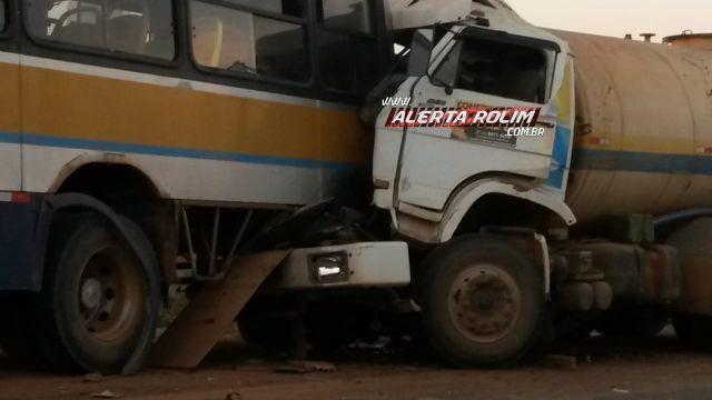 Rolim de Moura - Caminhão tanque se choca na traseira de ônibus escolar na RO-010