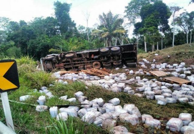 RO: Caminhoneiro morre em capotamento na BR-435
