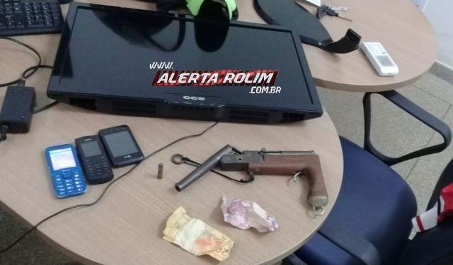 Rolim de Moura - Após roubo em residência, dupla é presa pela PM escondida em borracharia no Bairro Cidade Alta Rolim de Moura - Após roubo em residência, dupla é presa pela PM escondida em borracharia no Bairro Cidade Alta