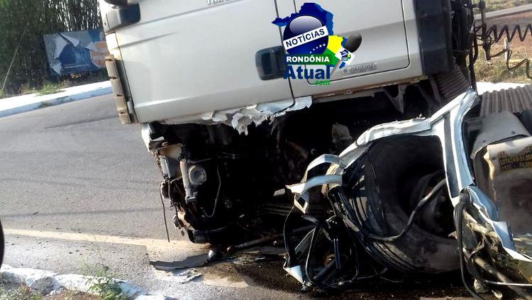 FATAL: Carro parte ao meio e mata motorista após colisão com carreta FATAL: Carro parte ao meio e mata motorista após colisão com carreta