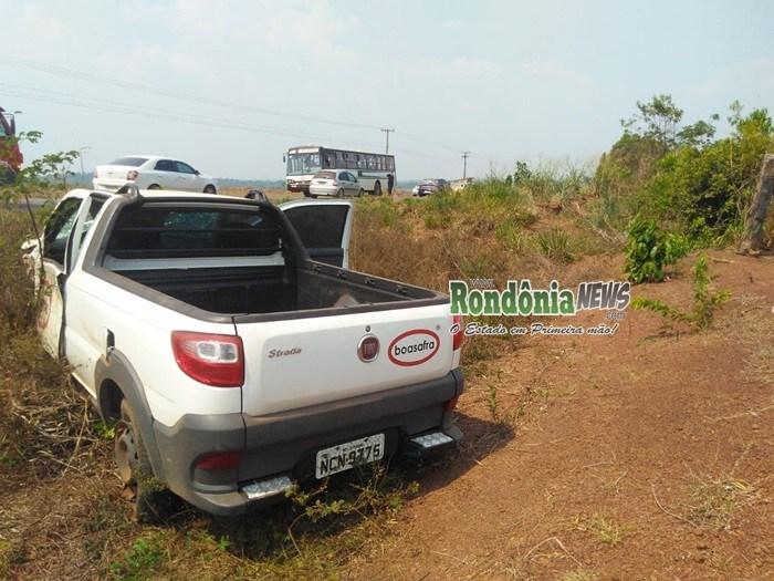 Rolim de Moura- Quatro pessoas são socorridas após capotamento entre dois carros na RO 010 na entrada da linha 204