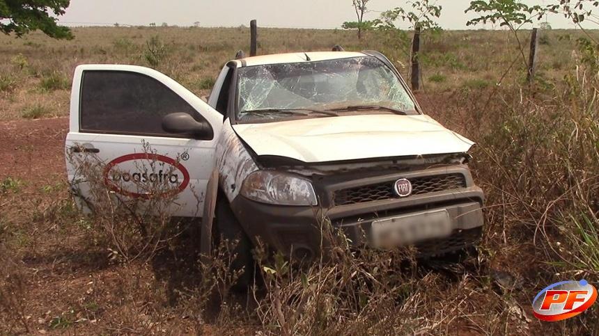 Grave colisão frontal entre Picapes Strada termina em capotamento envolvendo pastor e funcionário de loja na RO-010, em Rolim de Moura Grave colisão frontal entre Picapes Strada termina em capotamento envolvendo pastor e funcionário de loja na RO-010, em Rolim de Moura