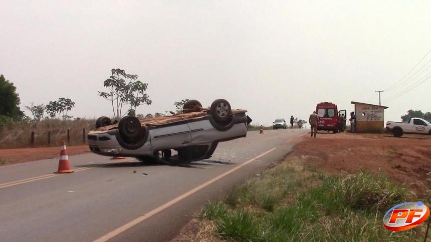 Grave colisão frontal entre Picapes Strada termina em capotamento envolvendo pastor e funcionário de loja na RO-010, em Rolim de Moura Grave colisão frontal entre Picapes Strada termina em capotamento envolvendo pastor e funcionário de loja na RO-010, em Rolim de Moura