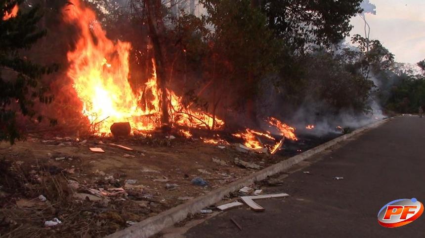 Populares ateiam fogo em mata próximo de Usina Asfalto e Corpo de Bombeiros é acionado em Rolim de Moura