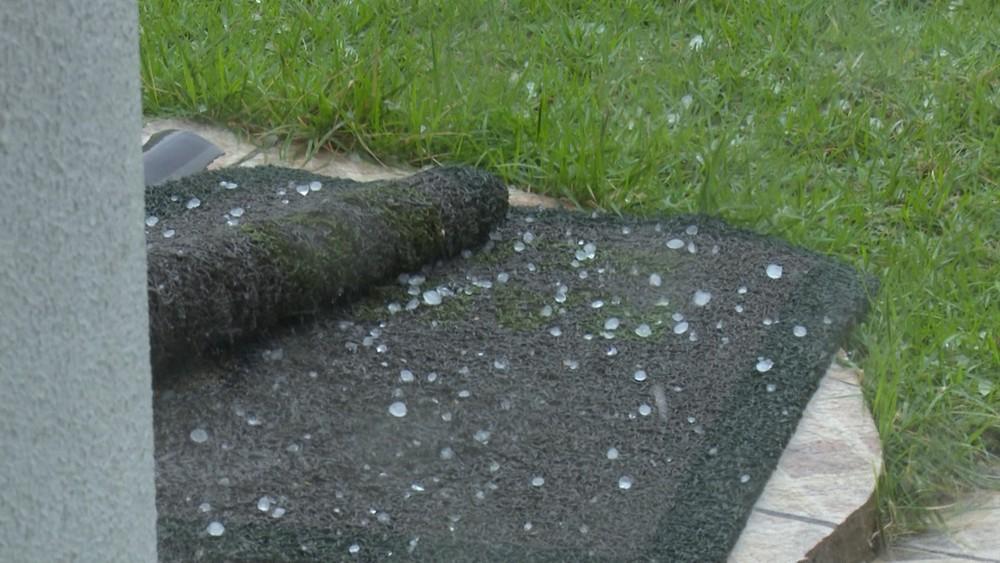 Chuva forte e granizo assustam moradores em Ji-Paraná, RO Chuva forte e granizo assustam moradores em Ji-Paraná, RO