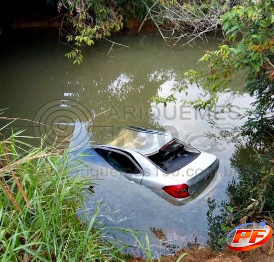 Três da mesma família incluindo uma criança de 04 anos morrem afogados após carro cair de ponte dentro de rio na zona rural