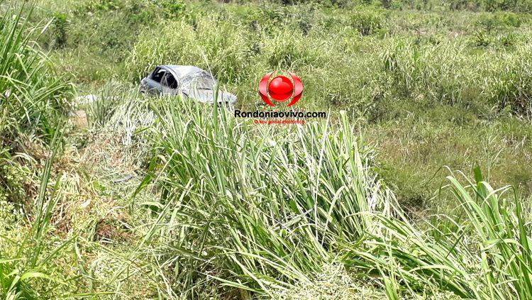 PERDEU CONTROLE: Motorista embriagado capota carro em ribanceira na BR-364 PERDEU CONTROLE: Motorista embriagado capota carro em ribanceira na BR-364