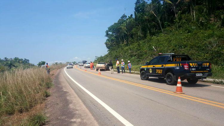 FRONTAL: Grave acidente com táxi na BR-364 deixa seis vítimas