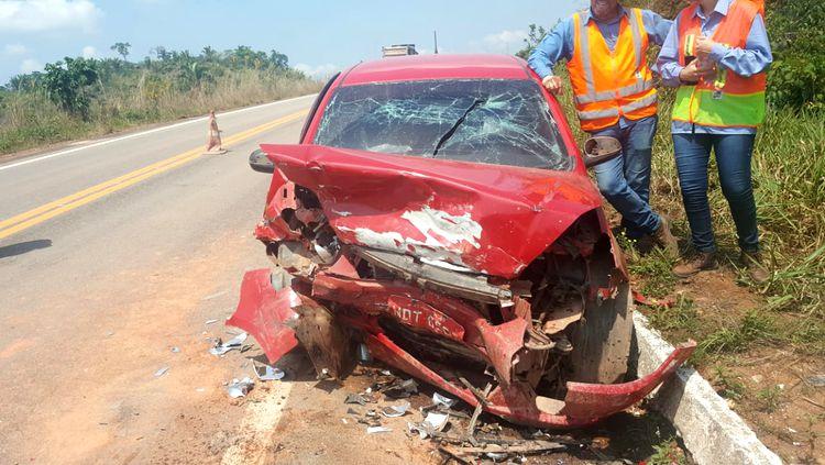 FRONTAL: Grave acidente com táxi na BR-364 deixa seis vítimas