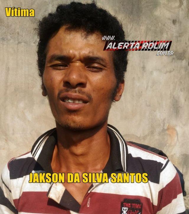 Homem é socorrido em estado grave pelos bombeiros após ser alvejado por quatro disparos de arma de fogo - Vídeo