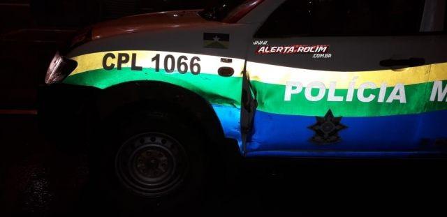 Rolim de Moura - Condutora de automóvel avança via preferencial e provoca acidente com Viatura da PM
