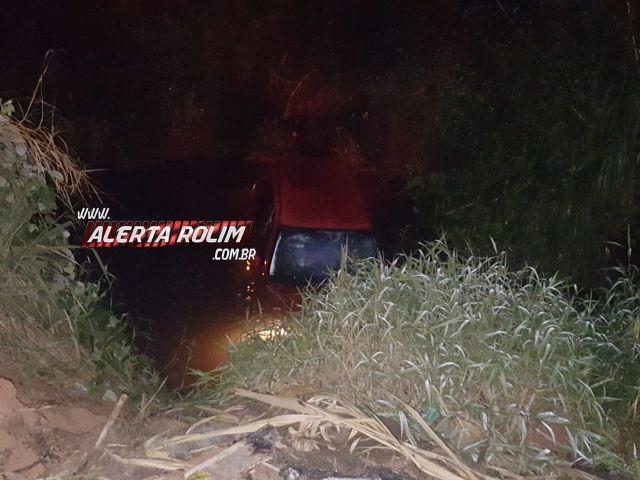 Rolim de Moura - Carro cai dentro de córrego na Avenida Macapá e uma pessoa é socorrida pelo Resgate do Corpo de Bombeiros
