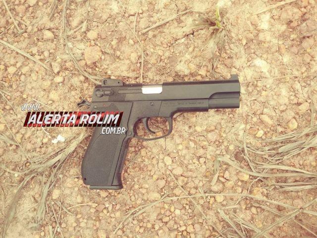 Rolim de Moura – Individuo com simulacro de arma de fogo é preso pela PM após invadir residência no Loteamento Jequitibá Rolim de Moura – Individuo com simulacro de arma de fogo é preso pela PM após invadir residência no Loteamento Jequitibá