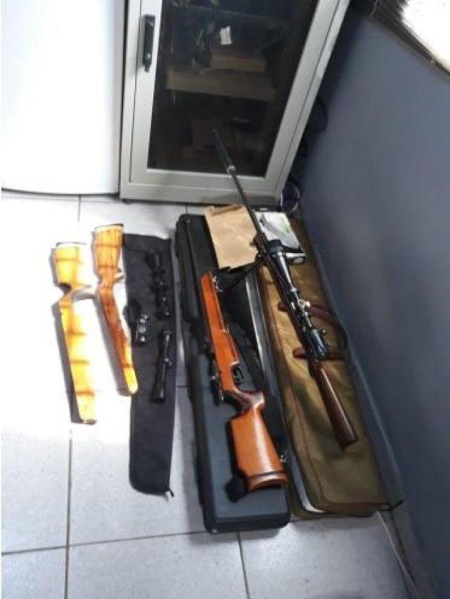 Polícia Civil ao realizar operação de apoio ao combate de crimes ambientais apreende armas com silenciador e luneta de precisão , em Costa Marques Polícia Civil ao realizar operação de apoio ao combate de crimes ambientais apreende armas com silenciador e luneta de precisão , em Costa Marques