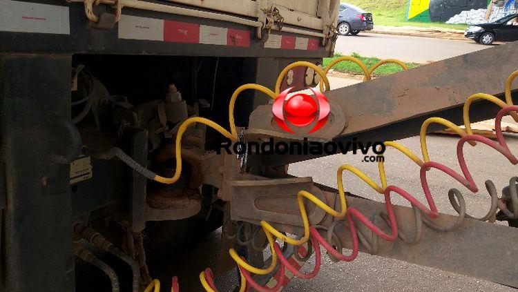Carreta tomba na BR-364 e deixa rodovia interditada