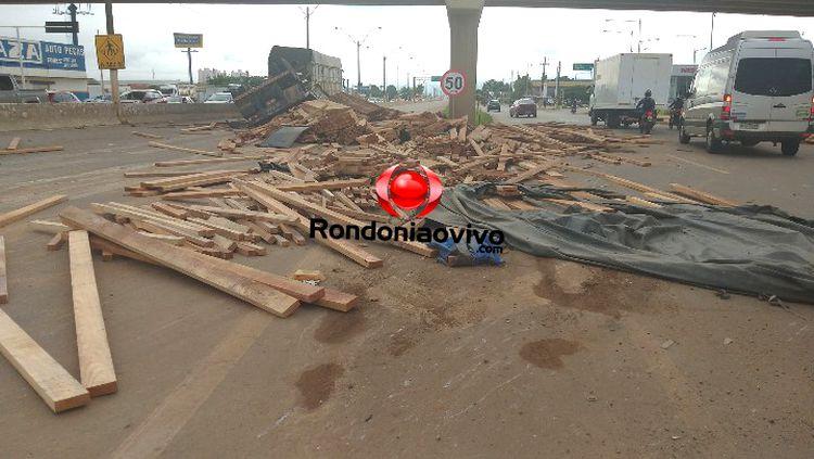 Carreta tomba na BR-364 e deixa rodovia interditada