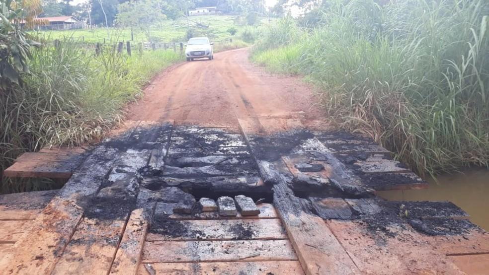 Ponte incendiada por vândalos é consertada na zona rural de Ariquemes, RO