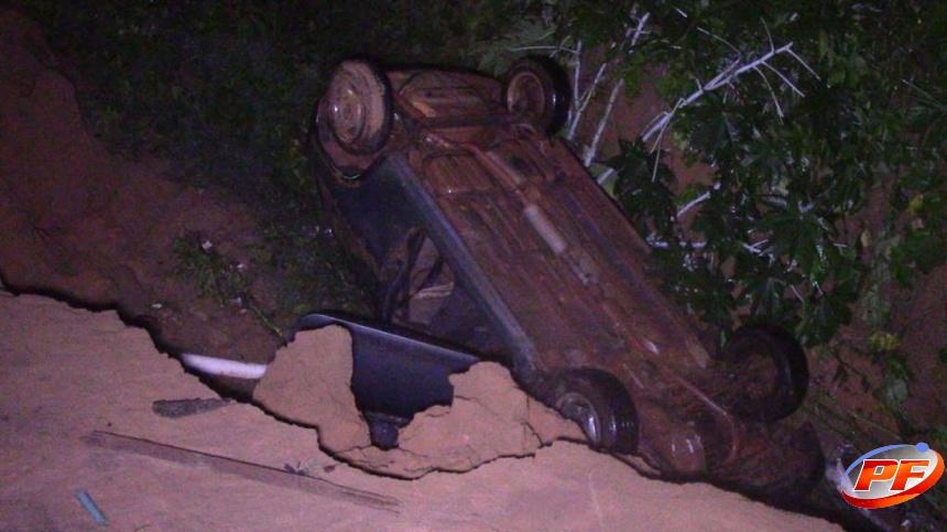 Forte chuva atrapalha visão de motorista e carro cai em valeta de escoamento de água, em Rolim de Moura