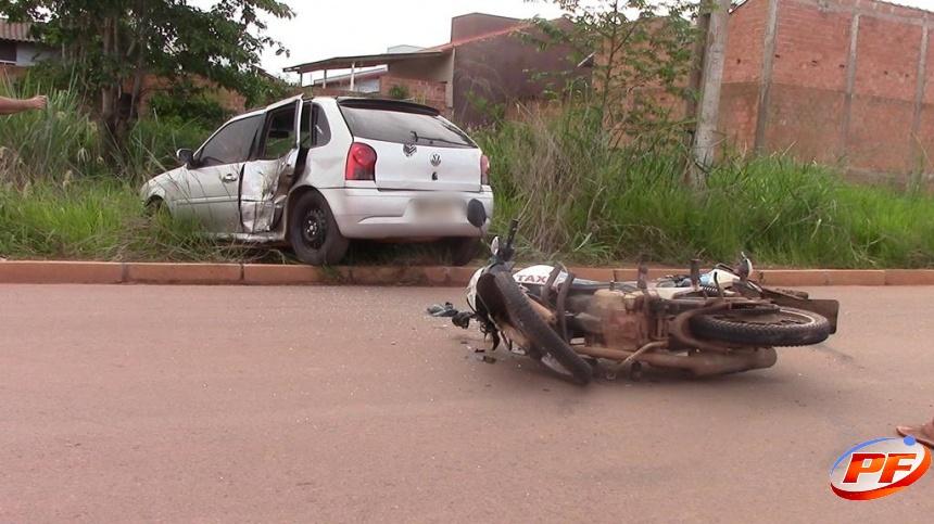 Moto taxista é socorrido com suspeita de Traumatismo Crânio Encefálico após colisão com carro Rolim de Moura