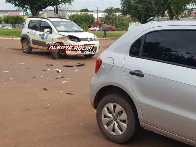 Rolim de Moura – Dois carros colidem no cruzamento da Rua Jaguaribe com Avenida 25 de Agosto Rolim de Moura – Dois carros colidem no cruzamento da Rua Jaguaribe com Avenida 25 de Agosto
