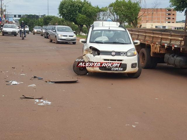 Rolim de Moura – Dois carros colidem no cruzamento da Rua Jaguaribe com Avenida 25 de Agosto Rolim de Moura – Dois carros colidem no cruzamento da Rua Jaguaribe com Avenida 25 de Agosto